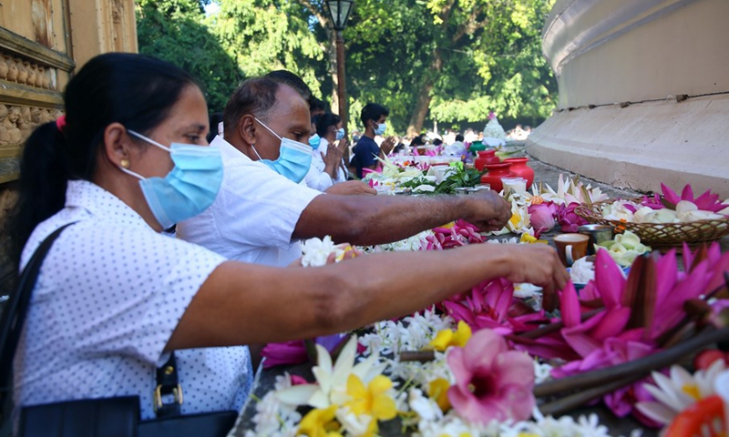 People celebrate the Full Moon Poya Day in Colombo, Sri Lanka, Jan. 17, 2022.(Photo: Xinhua)