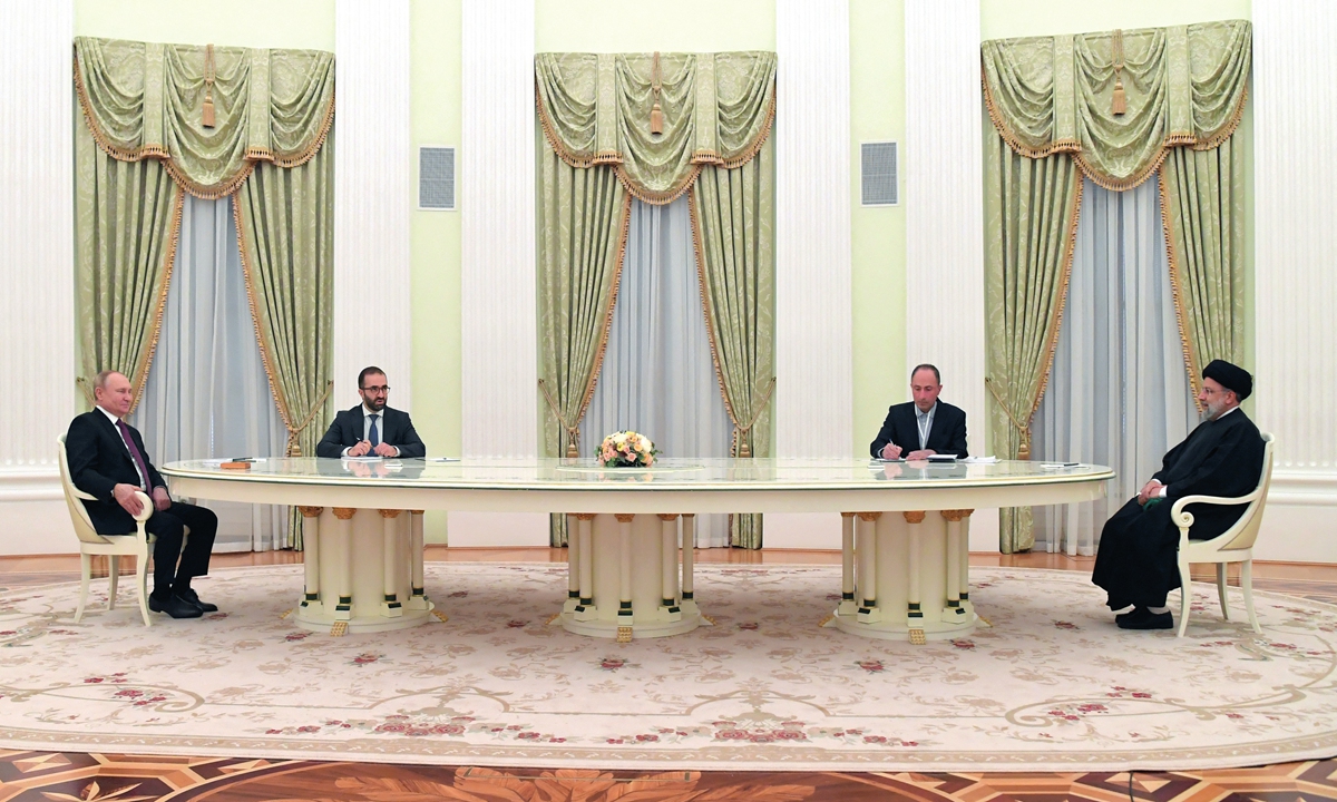 Russian President Vladimir Putin (left) meets Iranian President Ebrahim Raisi (right) in Moscow on January 19, 2022. Iran handed over to Russia a draft agreement on strategic cooperation for a 20-year period. Photo: AFP