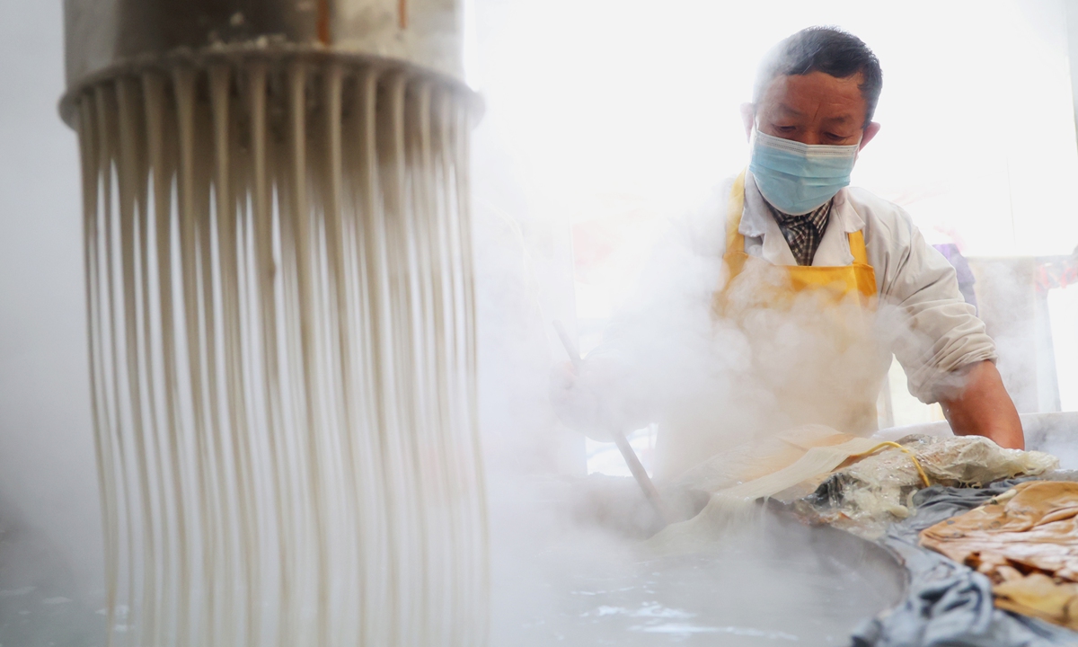 A farmer makes noodles in Guannan, East China's Jiangsu Province on January 19, 2022. China will strive to ensure the supply of power and goods during the 2022 Spring Festival holiday, according to a State Council executive meeting on January 20, 2022.  Photo: cnsphoto