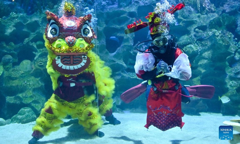 Divers dressed as a lion and a Fortune God stage an underwater performance in celebration of the Chinese Lunar New Year during a media preview at the Aquaria KLCC aquarium in Kuala Lumpur, Malaysia, Jan. 21, 2022.Photo:Xinhua