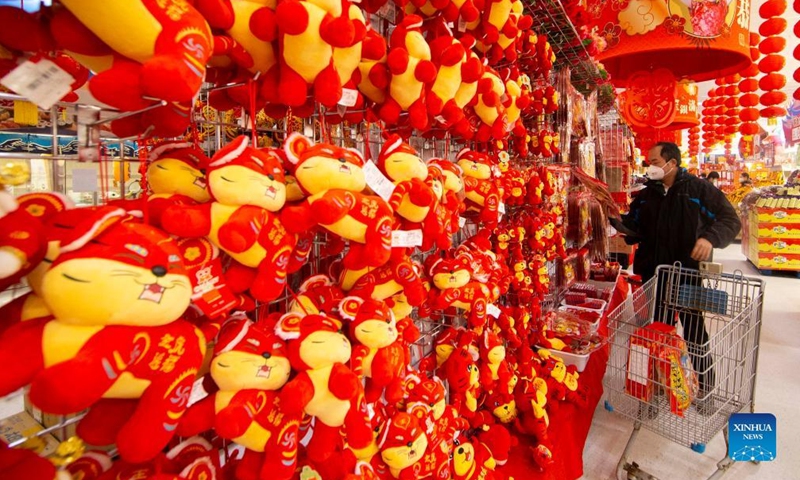 People buy decorations for Chinese New Year at a store in Kuala Lumpur, Malaysia, Jan. 23, 2022.Photo:Xinhua