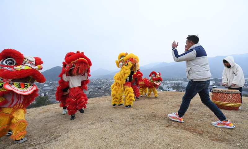 Tong Panfeng instructs members of a lion dance team during a training near Qiantong ancient town in Ninghai County, east China's Zhejiang Province, Jan. 20, 2022.Photo:Xinhua