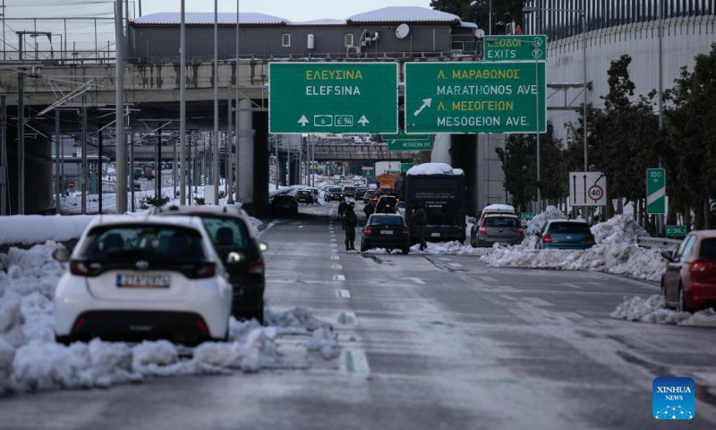 Stranded vehicles are seen on a road in Athens, Greece, on Jan. 26, 2022, two days after heavy snowfall hit the city. Photo: Xinhua