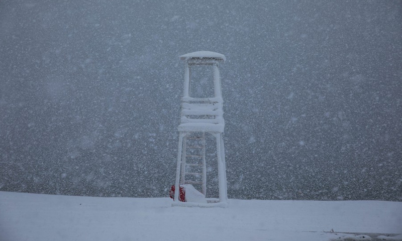 Photo taken on Jan. 24, 2022 shows a lifeguard tower covered in snow during heavy snowfall on Athens' southern coast, Greece.(Photo: Xinhua)