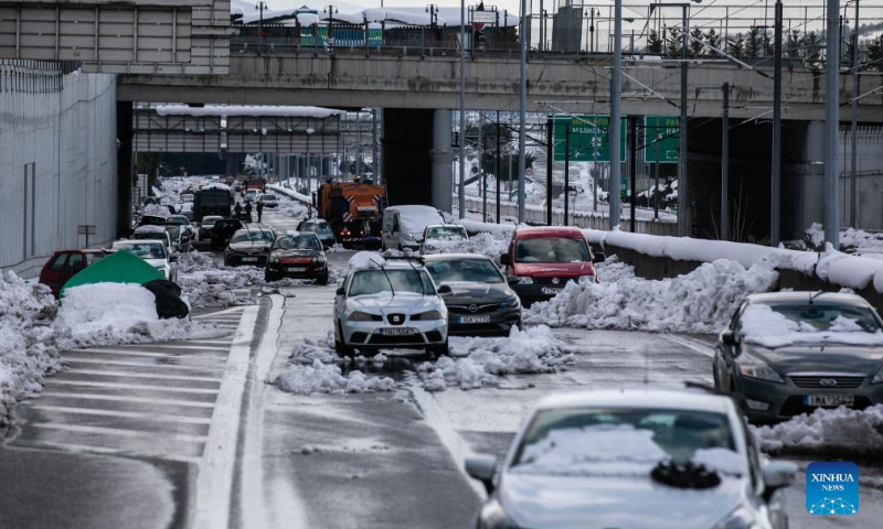 Stranded vehicles are seen on a road in Athens, Greece, on Jan. 26, 2022, two days after heavy snowfall hit the city. Photo: Xinhua