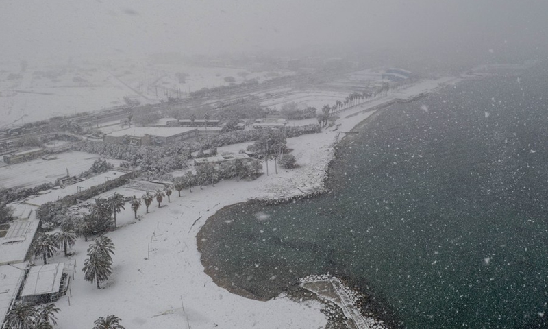 Aerial photo taken on Jan. 24, 2022 shows a beach during heavy snowfall on Athens' southern coast, Greece.(Photo: Xinhua)