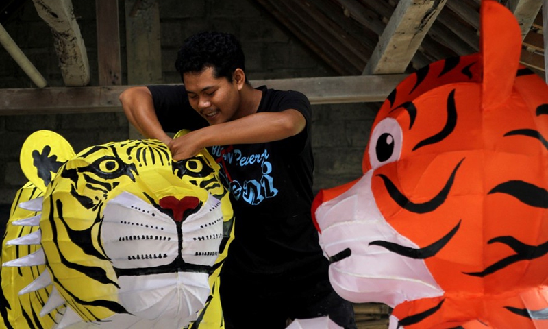 A worker makes a tiger lantern for the upcoming Chinese Lunar New Year at Sukoharjo district in Surakarta, Central Java, Indonesia, Jan. 26, 2022.(Photo: Xinhua)