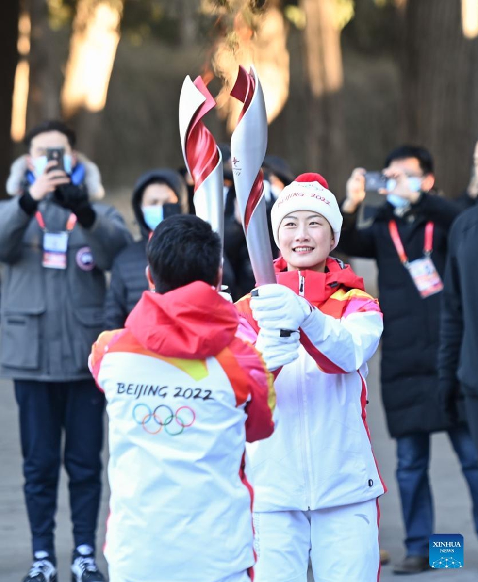 Torch bearers Ding Ning (R, front) and Sa Beining attend the Beijing 2022 Olympic Torch Relay at the Summer Palace in Beijing, capital of China, Feb. 4, 2022. (Xinhua/Chen Yehua)