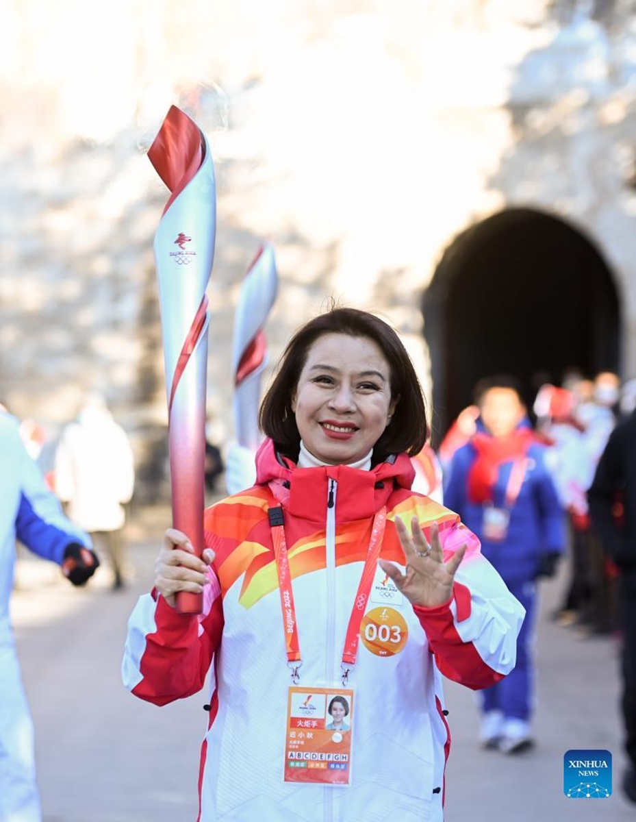 Torch bearer Chi Xiaoqiu runs with the torch during the Beijing 2022 Olympic Torch Relay at the Summer Palace in Beijing, capital of China, Feb. 4, 2022. (Xinhua/Chen Yehua)