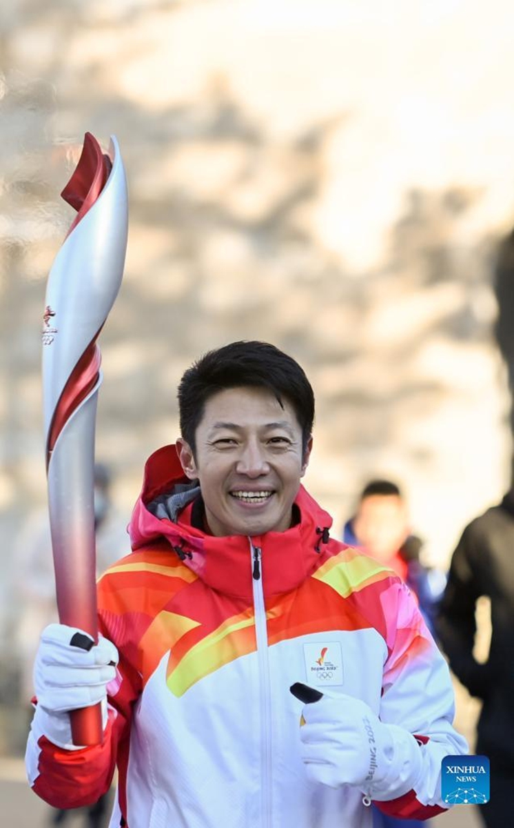 Torch bearer Sa Beining runs with the torch during the Beijing 2022 Olympic Torch Relay at the Summer Palace in Beijing, capital of China, Feb. 4, 2022. (Xinhua/Chen Yehua)