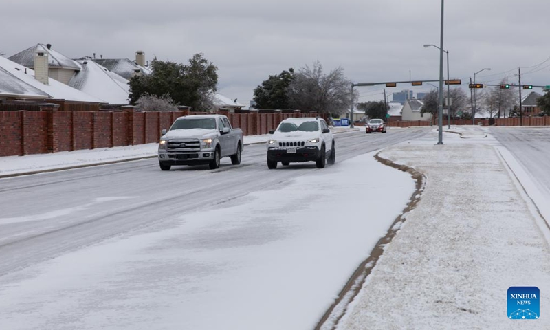 Photo taken on Feb. 3, 2022 shows cars on an icy road in Plano, a suburban city of Dallas, Texas, the United States.Photo:Xinhua