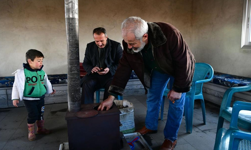 Al-Muthana Hasan al-Shoufi, 53, and his family use cow dung as heating fuel in Sweida, Syria, on Jan. 23, 2022.Photo:Xinhua