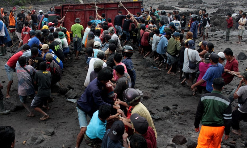 People try to evacuate vehicles trapped in cold lava from Mount Merapi along the Boyong River in Sleman district, Yogyakarta, Indonesia, Feb. 3, 2022.Photo:Xinhua