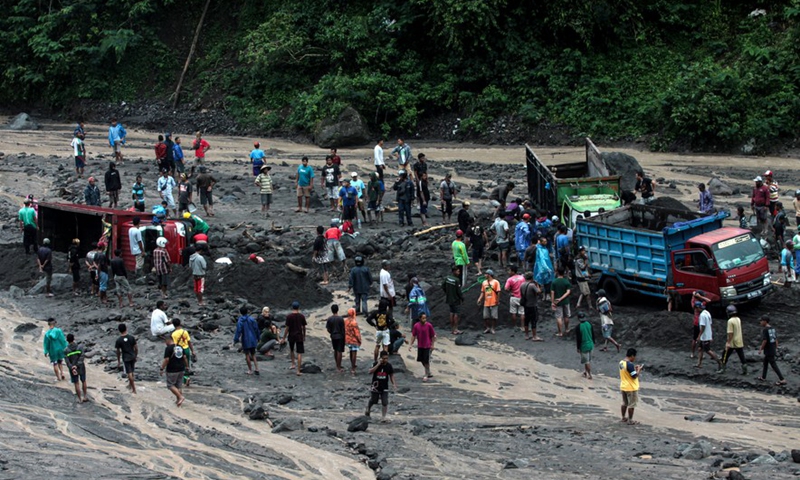 People try to evacuate vehicles trapped in cold lava from Mount Merapi along the Boyong River in Sleman district, Yogyakarta, Indonesia, Feb. 3, 2022.Photo:Xinhua