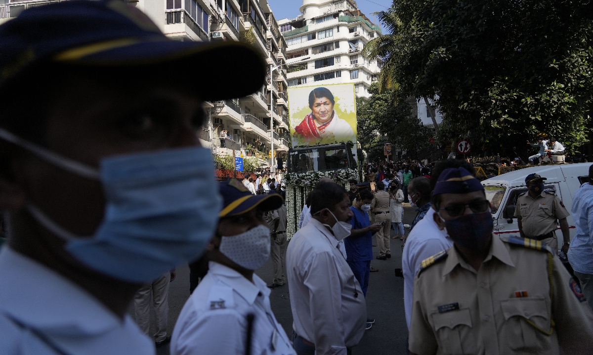 People watch the funeral procession of Lata Mangeshkar, in Mumbai, India on Sunday.Photo:VCG