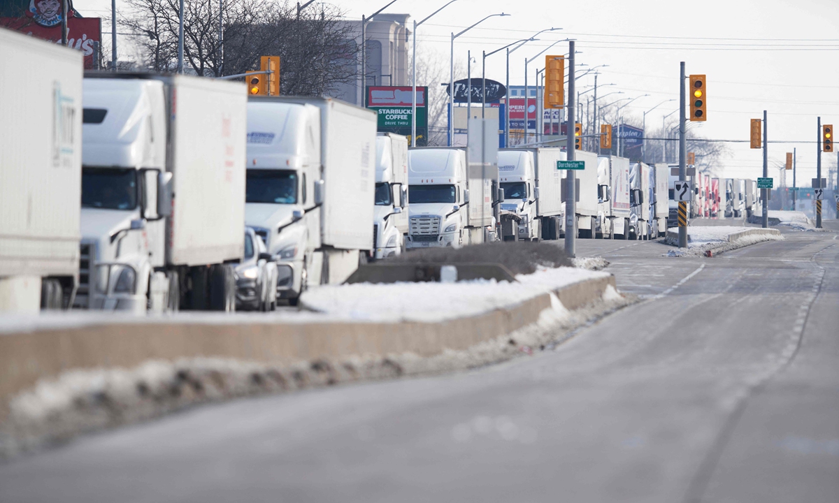 Trucks wait for the road to the Ambassador Bridge border crossing in Windsor, Canada to reopen on February 8, 2022, after protesters against a vaccination mandate blocked the road the previous night. Approximately $323 million worth of goods cross the Windsor-Detroit border each day.  Photo: VCG