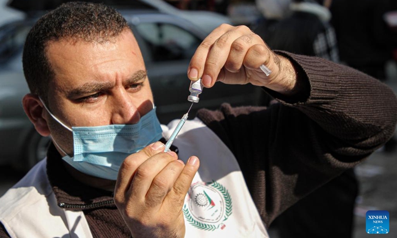 A medical worker prepares a dose of COVID-19 vaccine during a vaccination campaign in Gaza City, on Feb. 7, 2022.(Photo: Xinhua)