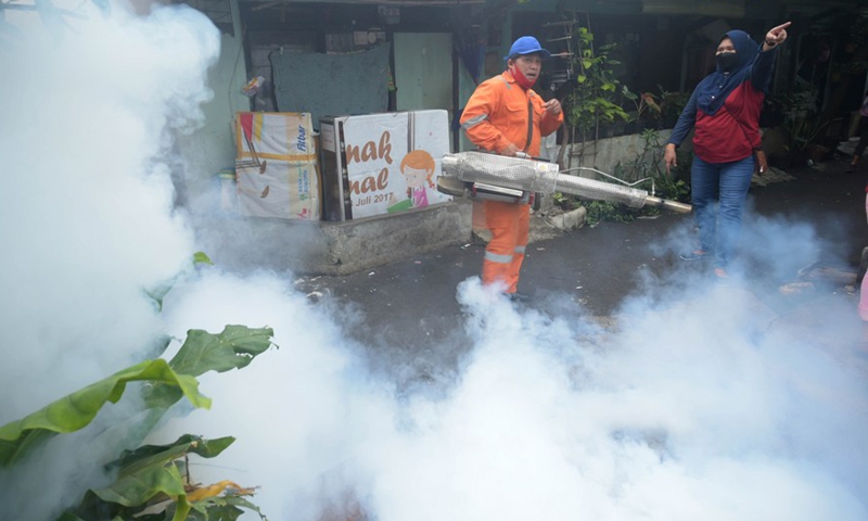 A worker sprays anti-mosquito fog in dense settlements in Jakarta, Indonesia, Feb. 8, 2022.Photo:Xinhua