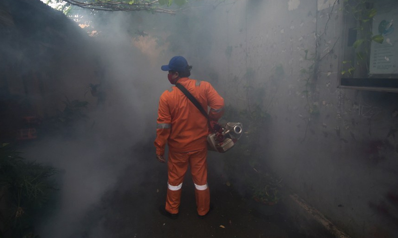 A worker sprays anti-mosquito fog in dense settlements in Jakarta, Indonesia, Feb. 8, 2022.Photo:Xinhua