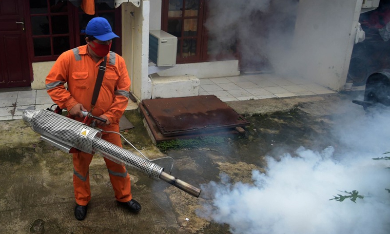 A worker sprays anti-mosquito fog in dense settlements in Jakarta, Indonesia, Feb. 8, 2022.Photo:Xinhua