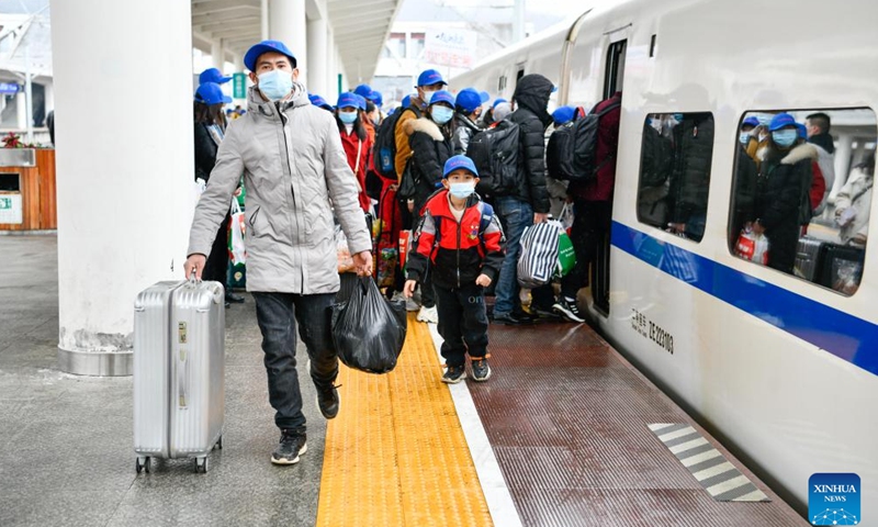 Migrant workers get on a special train at Zunyi Station in Zunyi, southwest China's Guizhou Province, Feb. 8, 2022.Photo:Xinhua