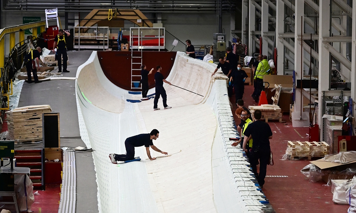 A wind turbine blade is manufactured at the Siemens Gamesa blade factory in Hull, northeast England on January 28, 2022.  Photo: AFP