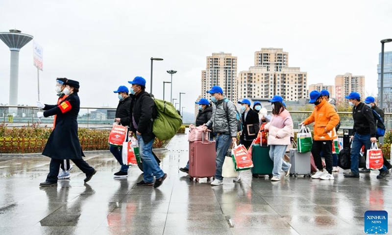 Migrant workers are seen at Zunyi Station in Zunyi, southwest China's Guizhou Province, Feb. 8, 2022.Photo:Xinhua