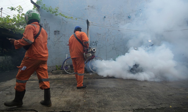 A worker sprays anti-mosquito fog in dense settlements in Jakarta, Indonesia, Feb. 8, 2022.Photo:Xinhua