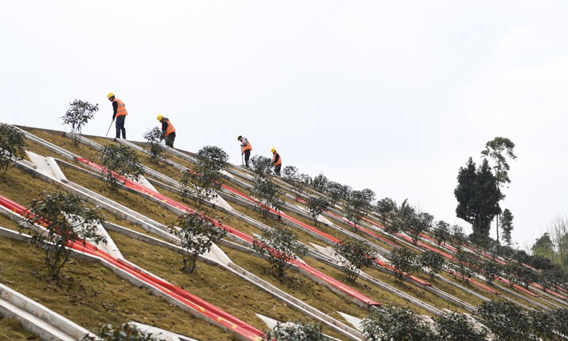 Staff members work at the site of a grand bridge project in southwest China's Chongqing Municipality, Feb. 9, 2022(Photo: Xinhua)