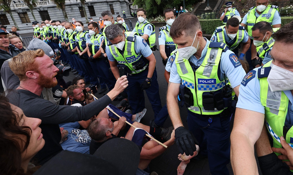 Police push back mandate protesters in parliament grounds in Wellington on February 10, 2022, on the third day of demonstrations against COVID-19 restrictions, inspired by a similar demonstration in Canada. Photo: VCG