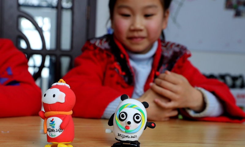 Children show self-made toys of Bing Dwen Dwen, the mascot for the Beijing 2022 Olympic Winter Games, and Shuey Rhon Rhon, the mascot of Beijing 2022 Paralympic Winter Games, at Xidu sub-district of Fengxian District in east China's Shanghai, Feb. 10, 2022. (Photo: Xinhua)