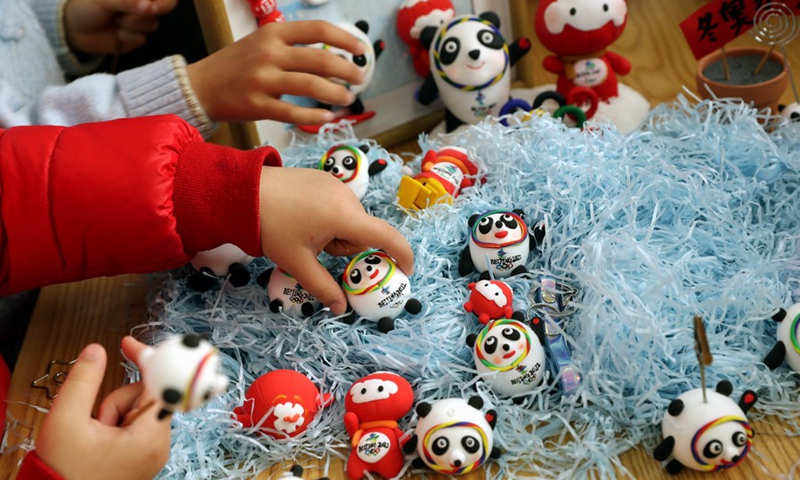 Children make Bing Dwen Dwen, the mascot for the Beijing 2022 Olympic Winter Games, and Shuey Rhon Rhon, the mascot of Beijing 2022 Paralympic Winter Games, with colored clay at Xidu sub-district of Fengxian District in east China's Shanghai, Feb. 10, 2022.(Photo: Xinhua)