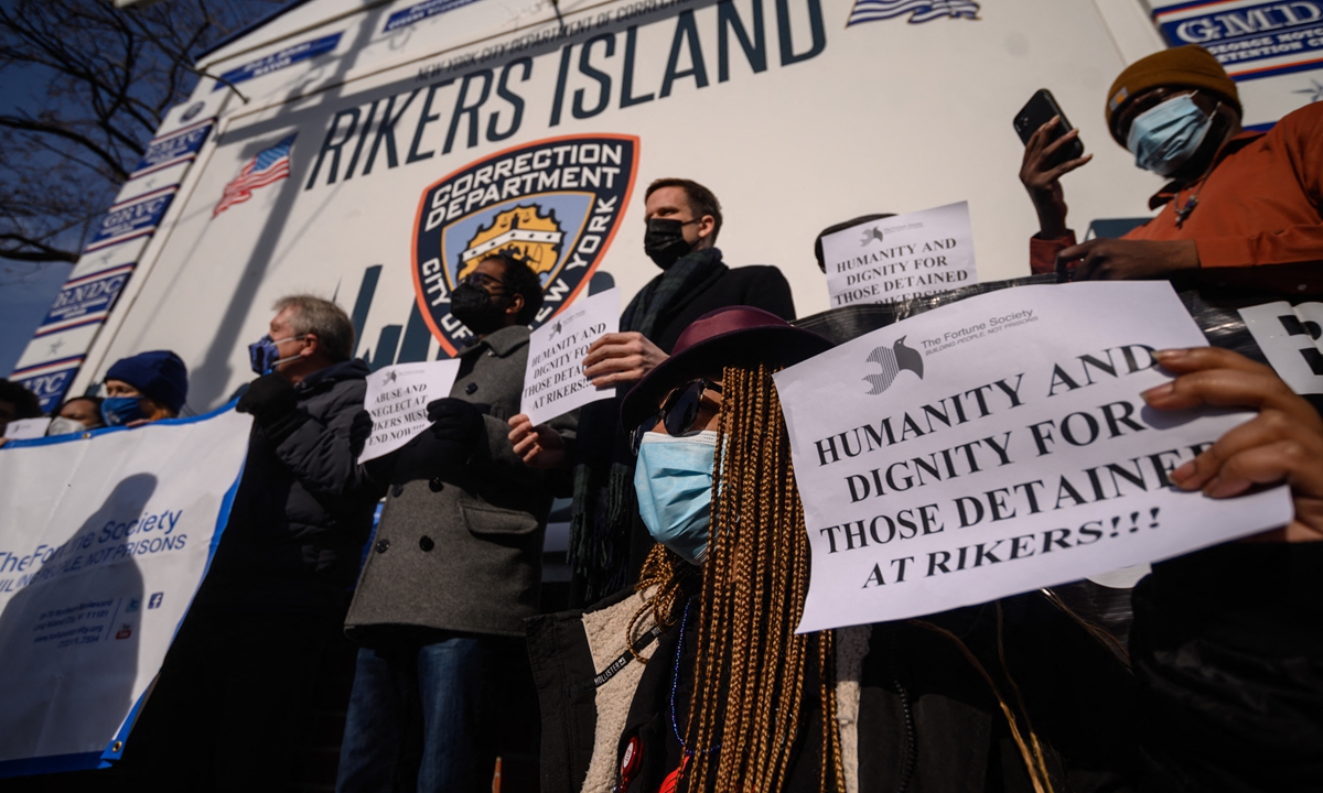 Demonstrators attend a rally in solidarity with hunger-striking inmates at the entrance to the Rikers Island prison complex in Queens, New York on January 13, 2022. Photo: AFP