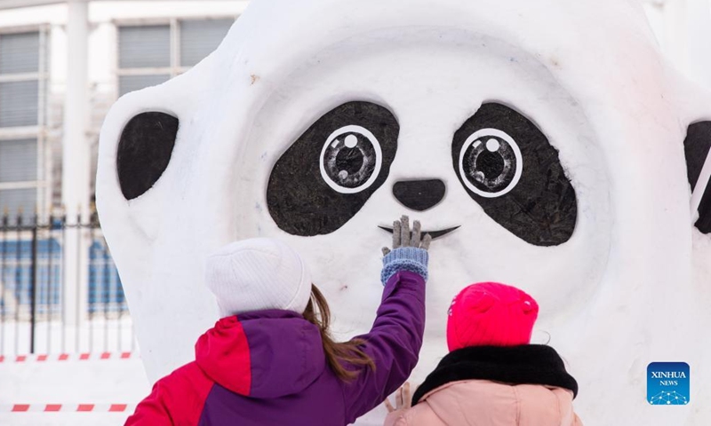 Children touch a snow sculpture of the mascot of Beijing 2022 Winter Olympic Games Bing Dwen Dwen in Park Zhukovskiy, Moscow region, Russia on Feb. 12, 2022.Photo:Xinhua