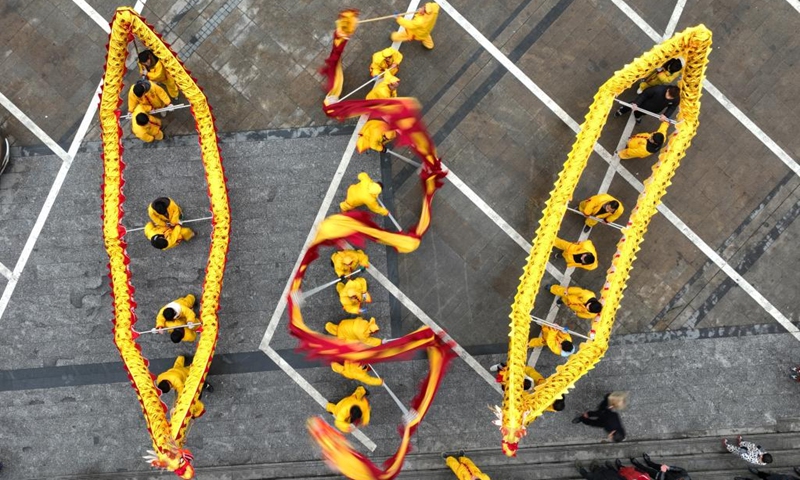 Aerial photo taken on Feb. 14, 2022 shows people watching dragon dance to celebrate the upcoming Lantern Festival in Hengyang, central China's Hunan Province. The Lantern Festival, the 15th day of the first month of the Chinese lunar calendar, falls on Feb. 15 this year.(Photo: Xinhua)