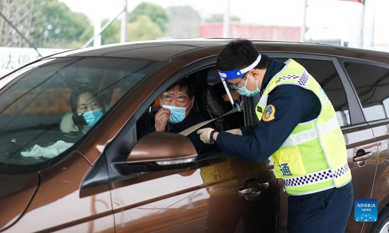 Staff members check vehicles at Suzhou New District toll station of Beijing-Shanghai Expressway in Suzhou, east China's Jiangsu Province, Feb. 15, 2022.Photo:Xinhua