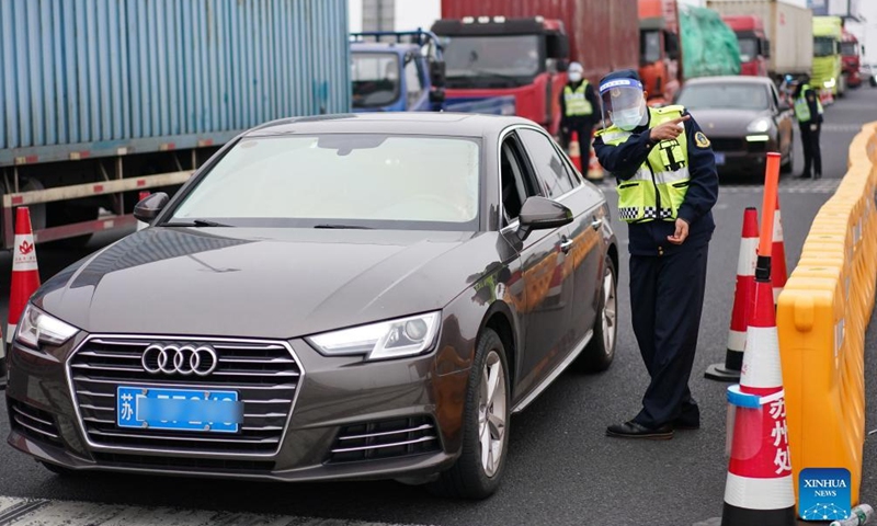 Staff members check vehicles at Suzhou New District toll station of Beijing-Shanghai Expressway in Suzhou, east China's Jiangsu Province, Feb. 15, 2022.Photo:Xinhua