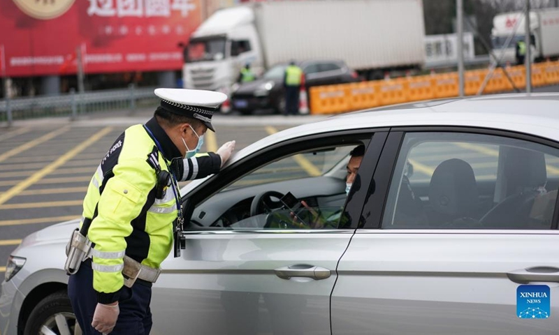 A traffic police officer is on duty at Suzhou New District toll station of Beijing-Shanghai Expressway in Suzhou, east China's Jiangsu Province, Feb. 15, 2022. Suzhou has closed 15 highway entrances and set up 31 highway exit inspection points in the whole city since Feb. 15.Photo:Xinhua