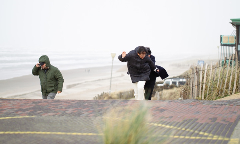 People walk at the beach in Zandvoort, a coastal town west of Amsterdam, the Netherlands, on Feb. 18, 2022.(Photo: Xinhua)