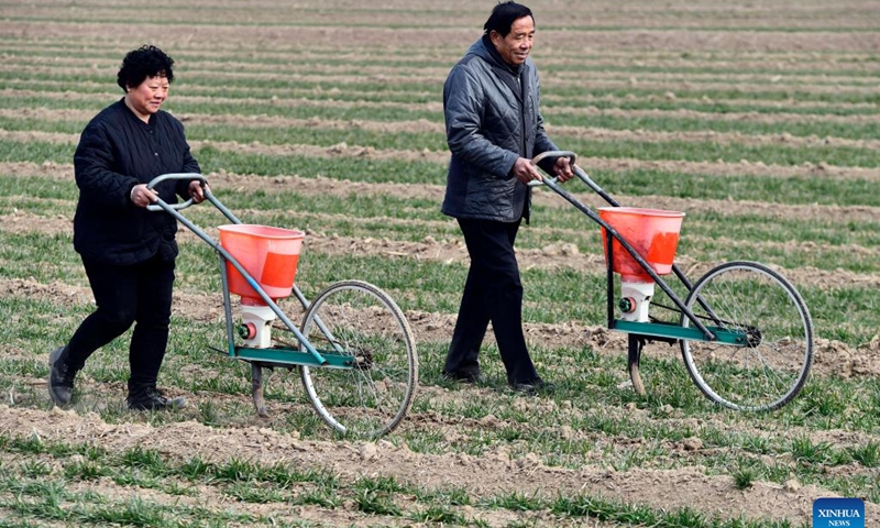 Farmers work at a wheat field in Shenxian County, Liaocheng City, east China's Shandong Province, Feb. 17, 2022.Photo:Xinhua