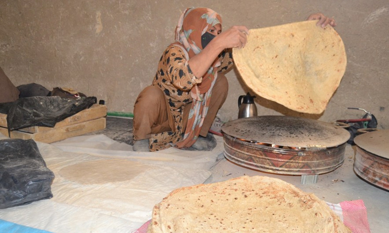 An Afghan woman cooks at a bakery in Kandahar city, southern Afghanistan, Feb. 20, 2022.Photo:Xinhua