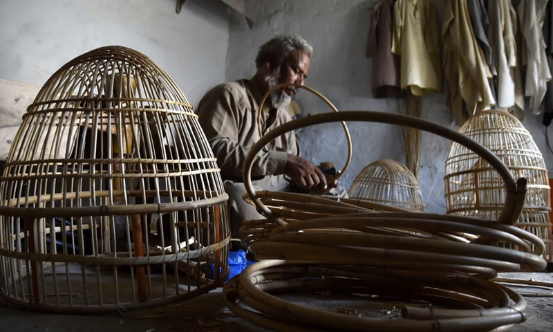 A man makes a birdcage on the outskirts of northwest Pakistan's Peshawar on Feb. 20, 2022.Photo:Xinhua