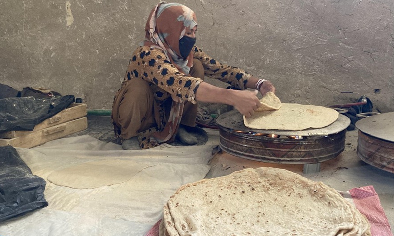 An Afghan woman cooks at a bakery in Kandahar city, southern Afghanistan, Feb. 20, 2022.Photo:Xinhua