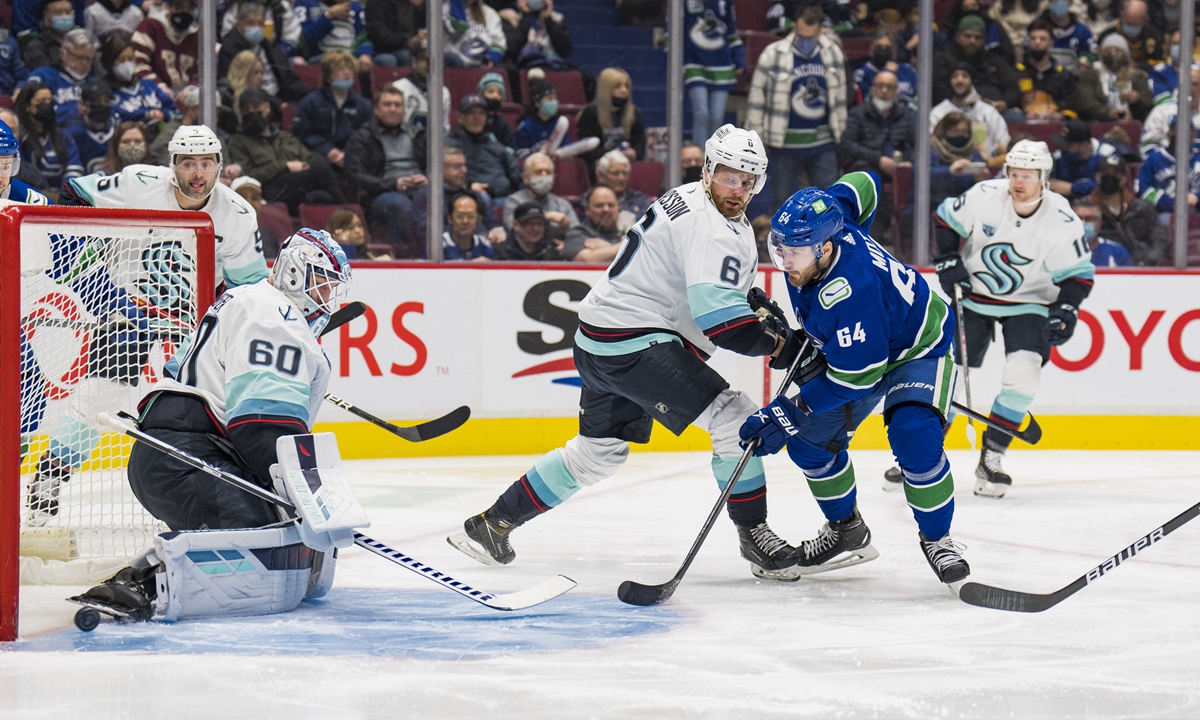 Vancouver Canucks forward Tyler Motte (No.64) scores against Seattle Kraken goalie Chris Driedger on February 21, 2022 in Vancouver, Canada. Photo: IC