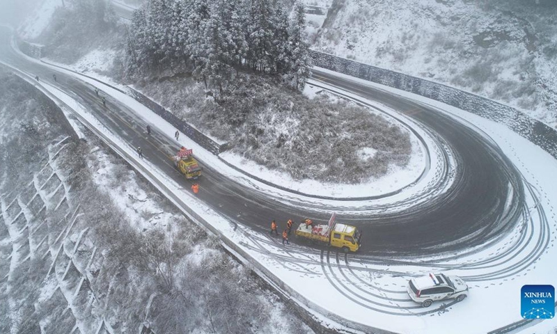 Aerial photo taken on Feb. 21, 2022 shows workers cleaning the snow at a highway in Panshi Town, Songtao Miao Autonomous County of Tongren, southwest China's Guizhou Province.(Photo: Xinhua)