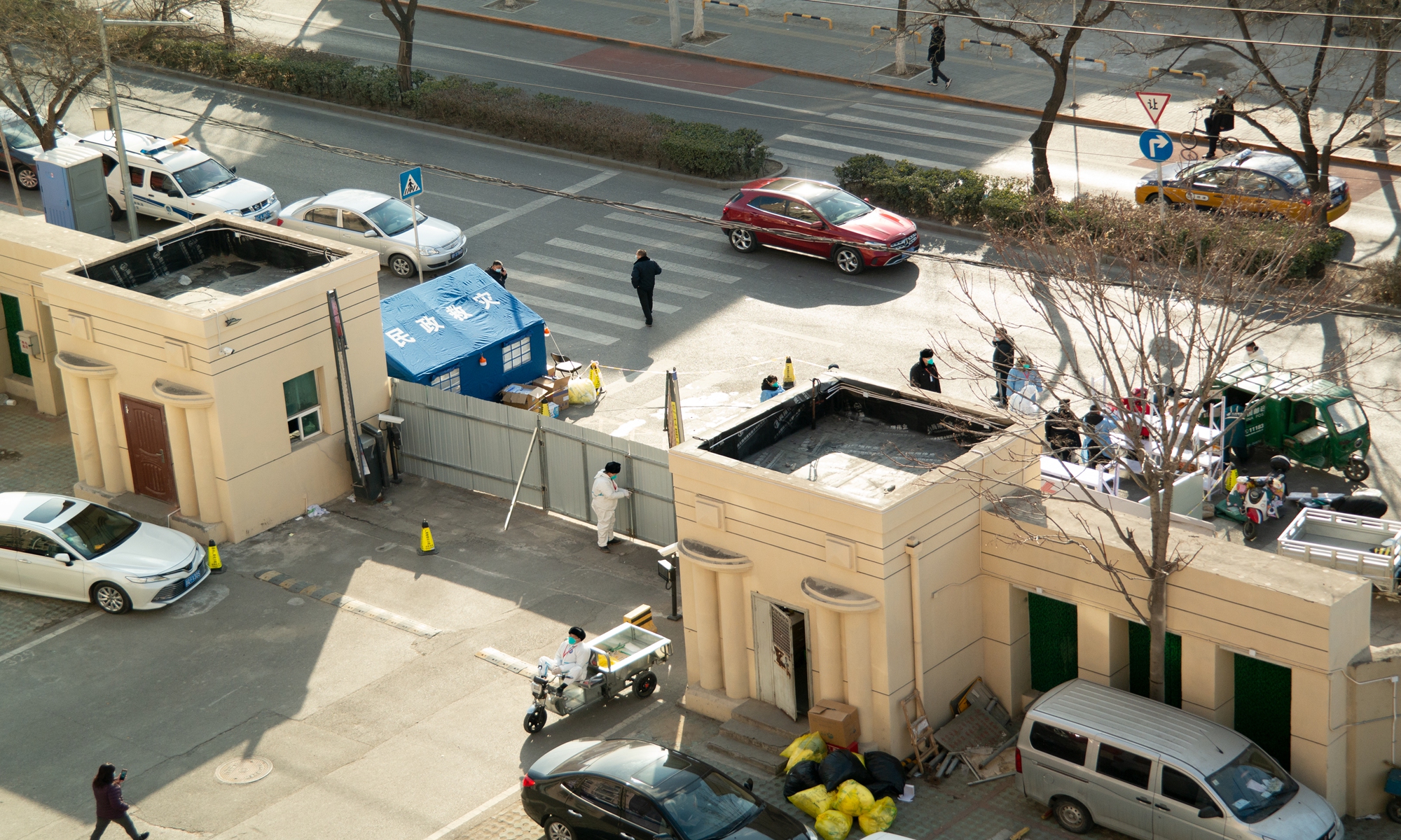 A residential community in Beijing's Fengtai district is sealed off on Feb 21,2022. Photo:VCG