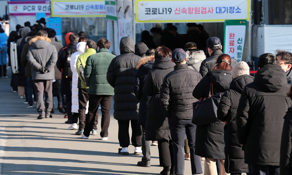 People line up for COVID-19 testing in Seoul, South Korea on February 23, 2022. South Korea has reported 171,452 new cases in the past 24 hours, bringing the total number of confirmed COVID-19 cases to 2,329,182. This is the first time that the number of new cases in the country has exceeded 170,000 in a single day. Photo: VCG