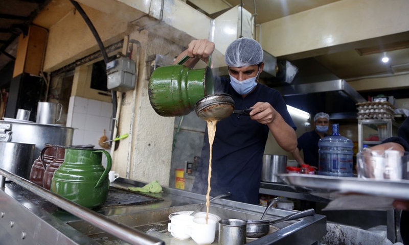 A man makes milk tea at a milk tea shop in Islamabad, capital of Pakistan, Feb. 23, 2022.(Photo: Xinhua)