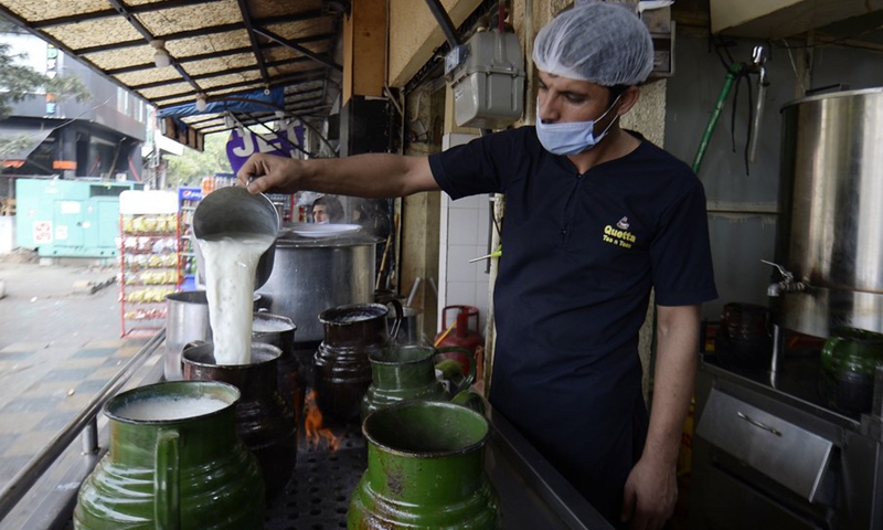 A man makes milk tea at a milk tea shop in Islamabad, capital of Pakistan, Feb. 23, 2022.(Photo: Xinhua)