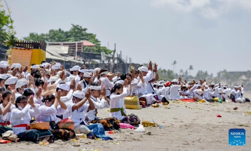 Indonesian Hindu devotees pray in a Melasti ceremony at Cangu Beach in Bali, Indonesia, Feb. 28, 2022. Indonesian Hindus hold the Melasti ceremony before celebrating the Nyepi Day, the Balinese Day of Silence.(Photo: Xinhua)